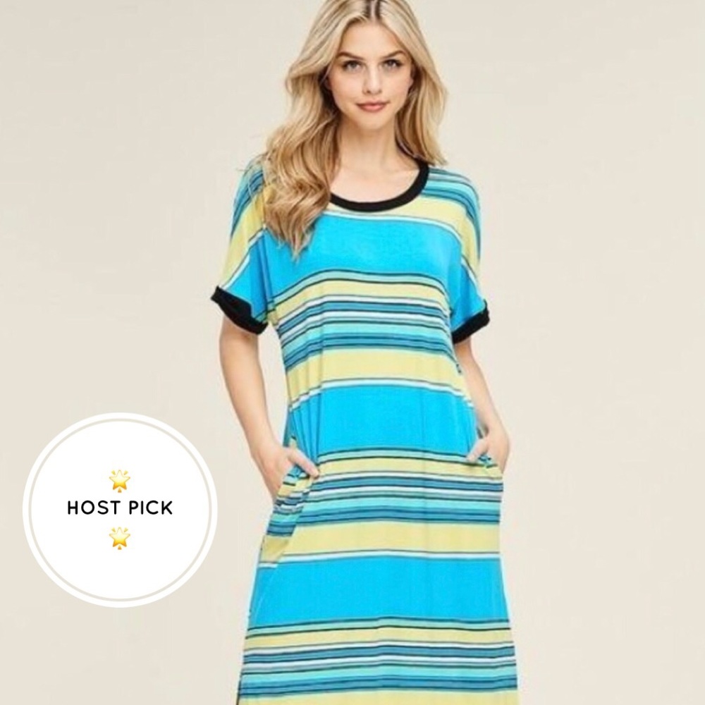 🆑 Beautiful maxi dress with slit on the sides.